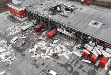 Удар по Новой почте под Харьковом: эксперты опознали 5 тел украинцев (фото, видео)