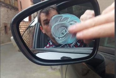 Нестандартний підхід: чоловік знайшов спосіб зберегти дзеркала авто сухими під час дощу (відео)