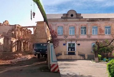 В Мариуполе оккупанты уничтожили историческое здание, пережившее две мировые войны (видео)