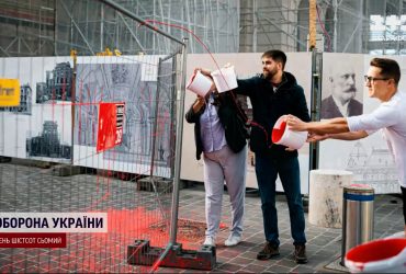 Отримав за зустріч з тираном: угорські депутати облили фарбою офіс Орбана