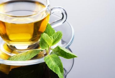 Какие добавки лучше не пить с зеленым чаем: фармацевт назвала 4