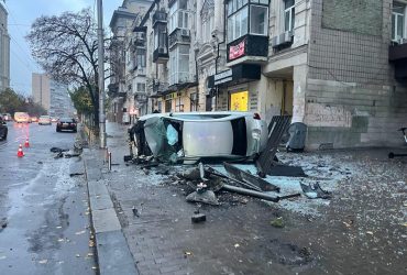 В Киеве автомобиль наехал на людей на остановке и перевернулся (фото)