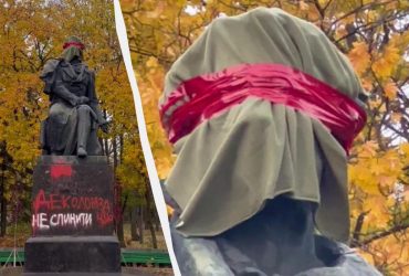 Памятник Пушкину в Киеве переодели в российского солдата (видео)