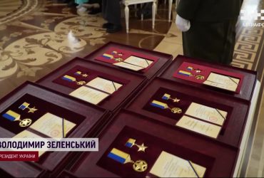 Герои Украины посмертно: Зеленский вручил награды родственникам