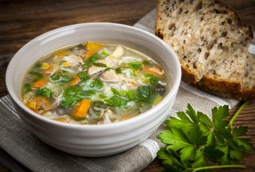 Дієтолог пояснив, чи правда курячий суп допомагає при хворобах