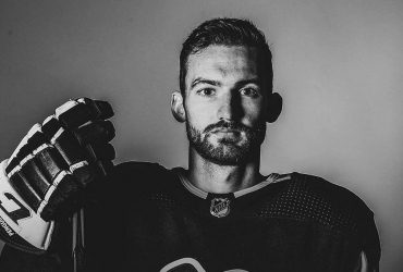 Порізали горло ковзаном: екс-хокеїст НХЛ помер в результаті нещасного випадку під час матчу