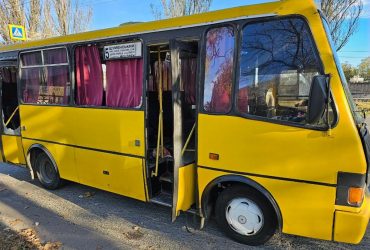 Оккупанты обстреляли маршрутку в Херсоне: известно о семерых пострадавших (фото)
