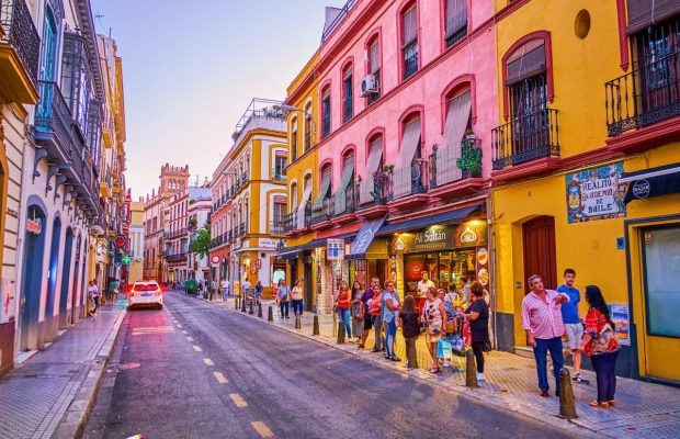 Іспанське місто вирішило боротися з непристойними парубочими і дівич-вечорами