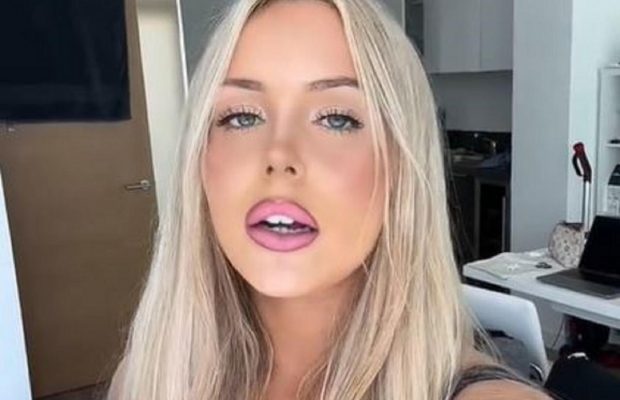 Жінка одягла в літак вбрання, яке змусило її червоніти: що на ній було (відео )