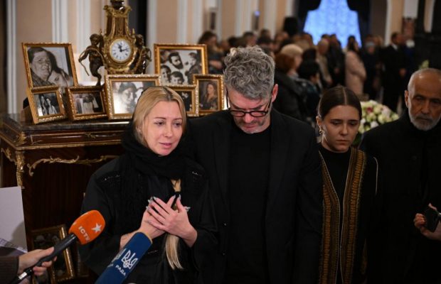 "Просила, щоб не плакали": Тоня Матвієнко не стримала емоцій на похоронах мами (відео)