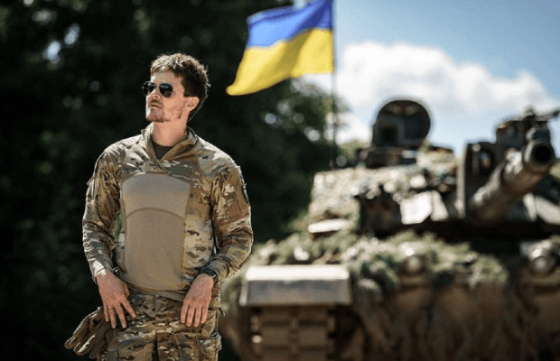 Відомий співак скасував тур і повертається на фронт