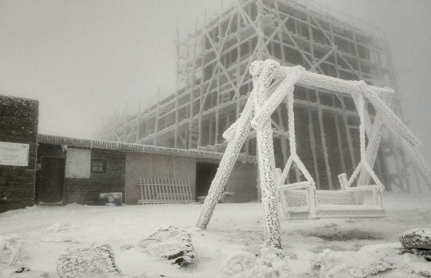 Карпати другий день засипає снігом: туристи в небезпеці (фото)