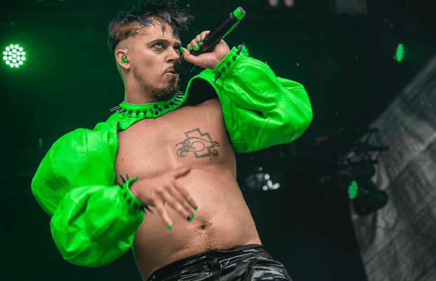 Представник Фінляндії на "Євробаченні-2023" ганебно жбурнув прапор України (відео)