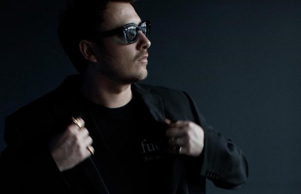 Більше не холостяк: відомий співак оголосив про одруження і вперше показав дружину