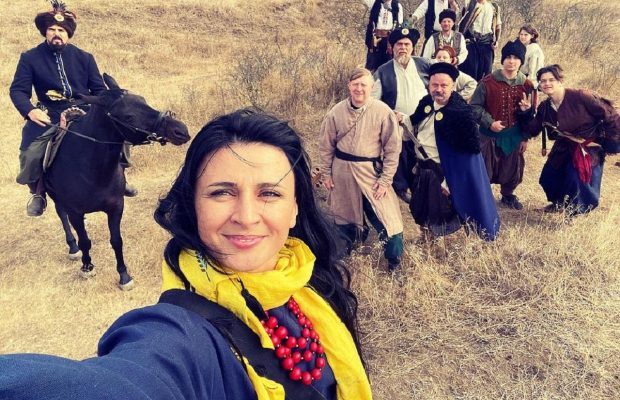 Розірвана губа і вибиті зуби: відома співачка знепритомніла на зйомках мюзикла (фото)