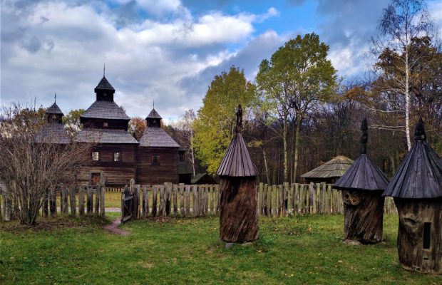 Ідеї для осінніх прогулянок у Києві: музей Пирогово вражає яскравими кольорами (фоторепортаж, відео)