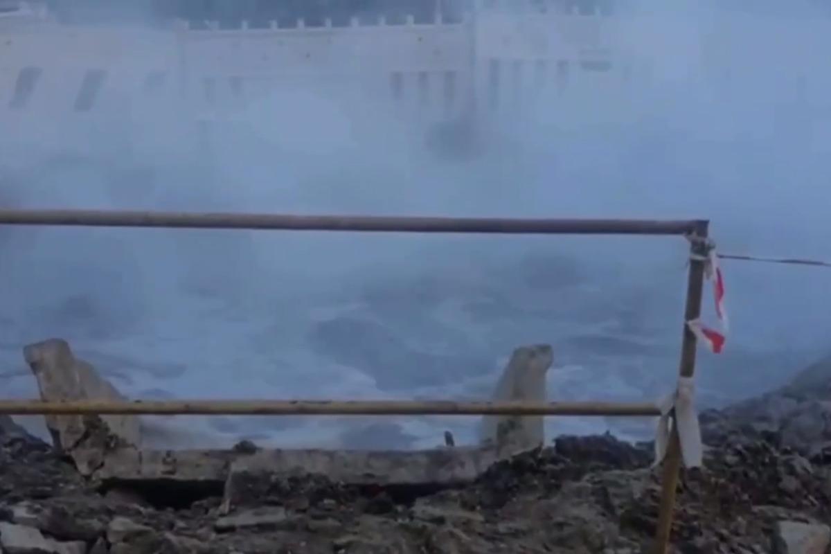 У Києві сталось пошкодження тепломережі з витоком води назовні / фото скріншот відео У Києві сталось пошкодження тепломережі з витоком води назовні / фото скріншот відео
