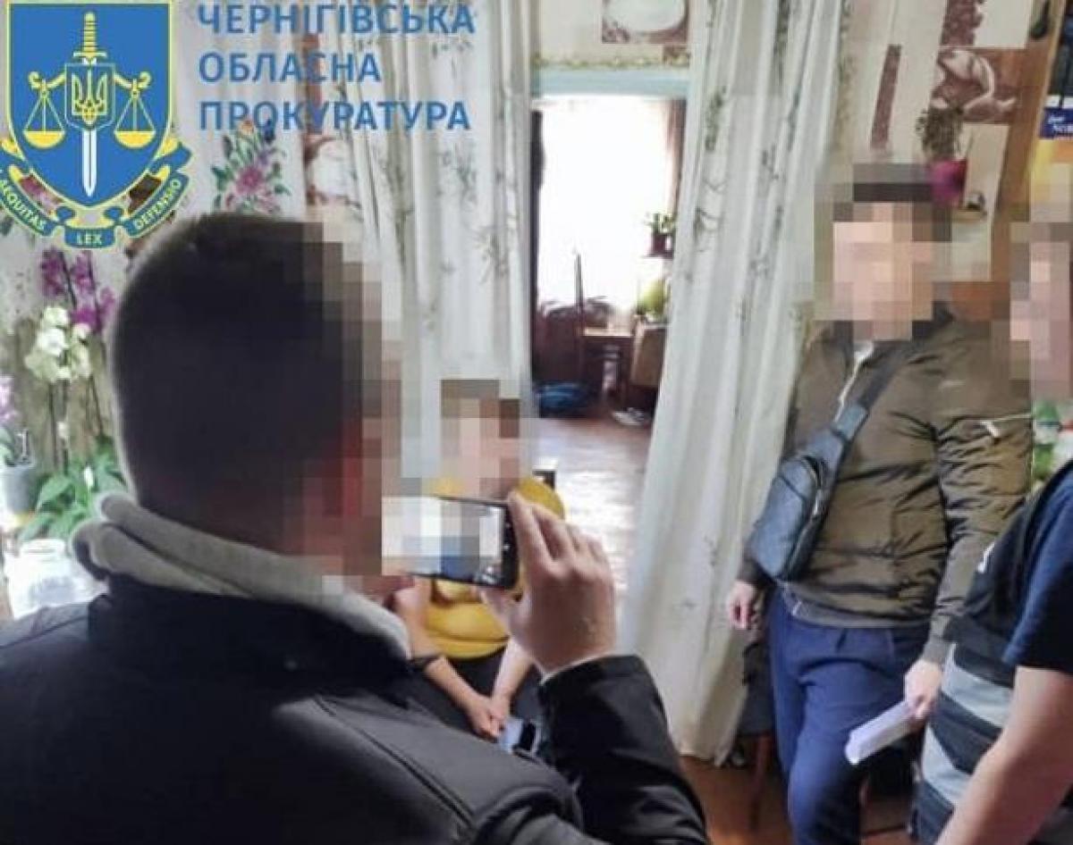Жінка відправляла зібрані відомості представнику РФ / фото Чернігівська обласна прокуратура Жінка відправляла зібрані відомості представнику РФ / фото Чернігівська обласна прокуратура