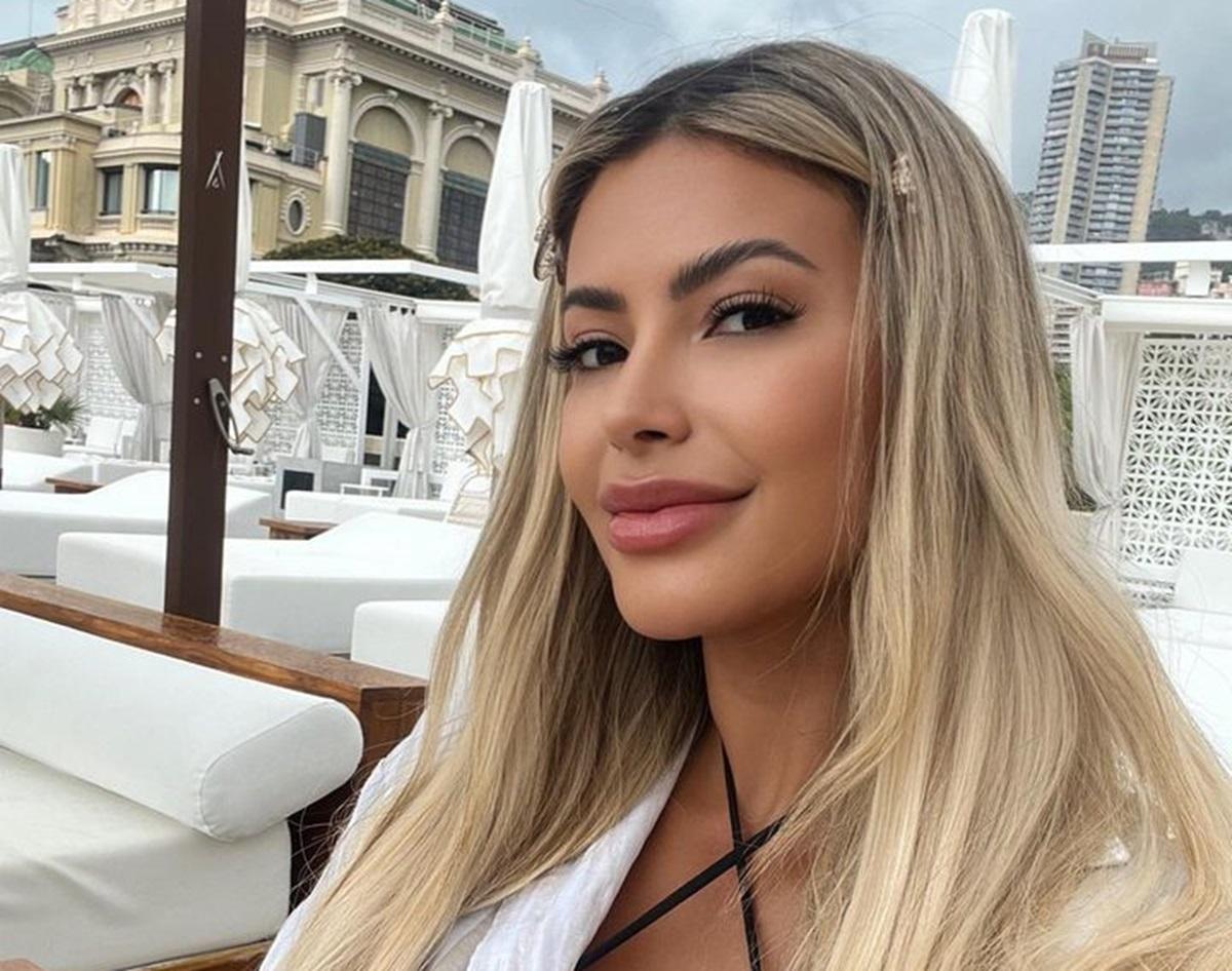 Модель следит за своей внешностью / instagram.com/janaina3 Модель следит за своей внешностью / instagram.com/janaina3