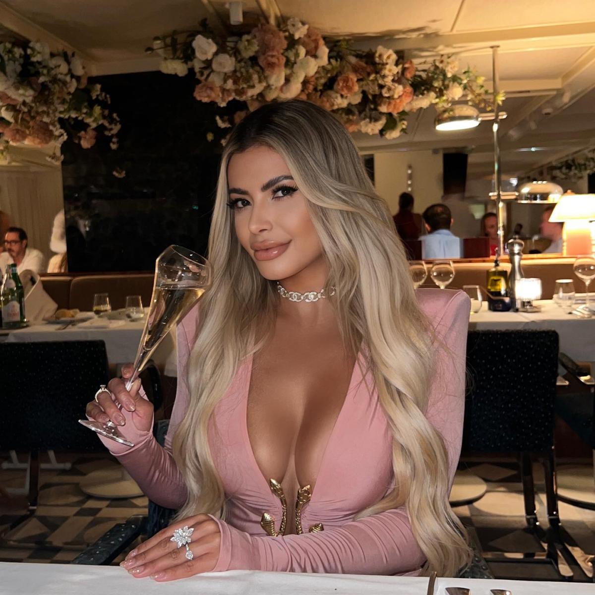 Девушка ежедневно посещает психолога / instagram.com/janaina3 Девушка ежедневно посещает психолога / instagram.com/janaina3