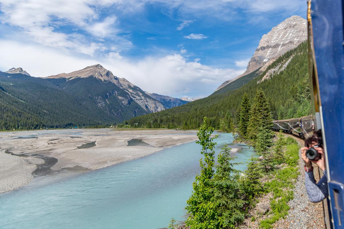 Стартует путешествие в Канаде на поезде Rocky Mountaineer / фото ua.depositphotos.com Стартует путешествие в Канаде на поезде Rocky Mountaineer / фото ua.depositphotos.com