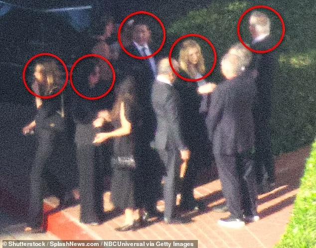 Актеры "Друзей" на похоронах Перри / dailymail.co.uk Актеры "Друзей" на похоронах Перри / dailymail.co.uk