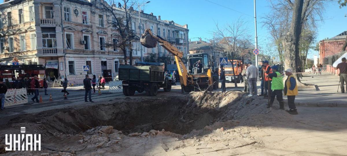 В Одесі ракета влучила прямо посеред вулиці / фото УНІАН В Одесі ракета влучила прямо посеред вулиці / фото УНІАН