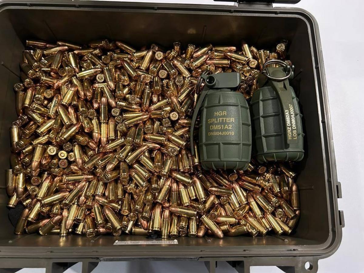Частяков подумал, что в коробке не боевые гранаты, а рюмки специфической формы / фото источник УНИАН Частяков подумал, что в коробке не боевые гранаты, а рюмки специфической формы / фото источник УНИАН