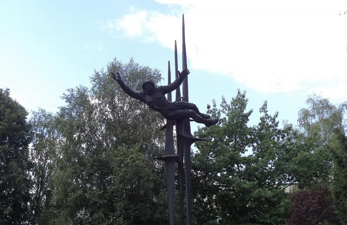 Памятник Терешковой во Львове / фото Википедия