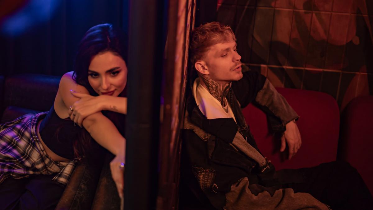 Клип 'Цілуй': Тринчер показала жаркую любовь с известным певцом (видео) Клип 'Цілуй': Тринчер показала жаркую любовь с известным певцом (видео)