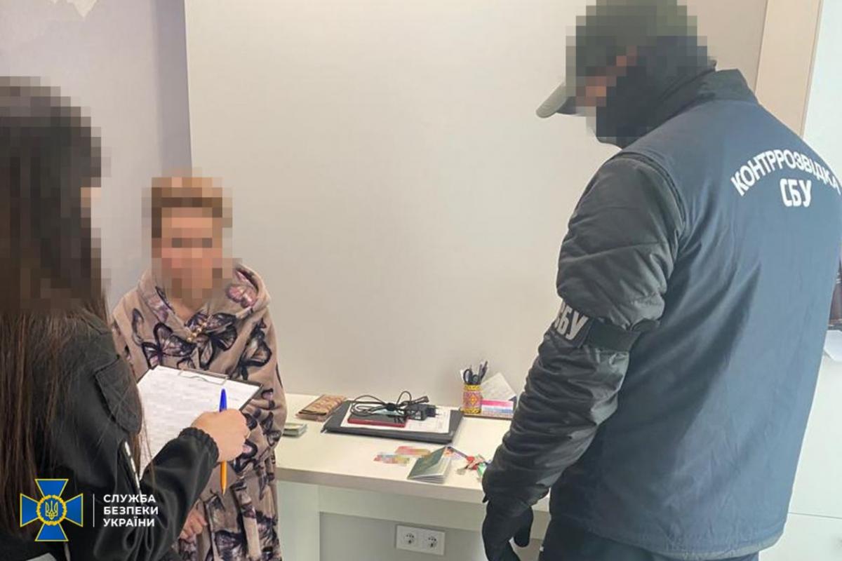 Зловмисниці загрожує до 9 років тюрми з конфіскацією майна / фото t.me/SBUkr Зловмисниці загрожує до 9 років тюрми з конфіскацією майна / фото t.me/SBUkr