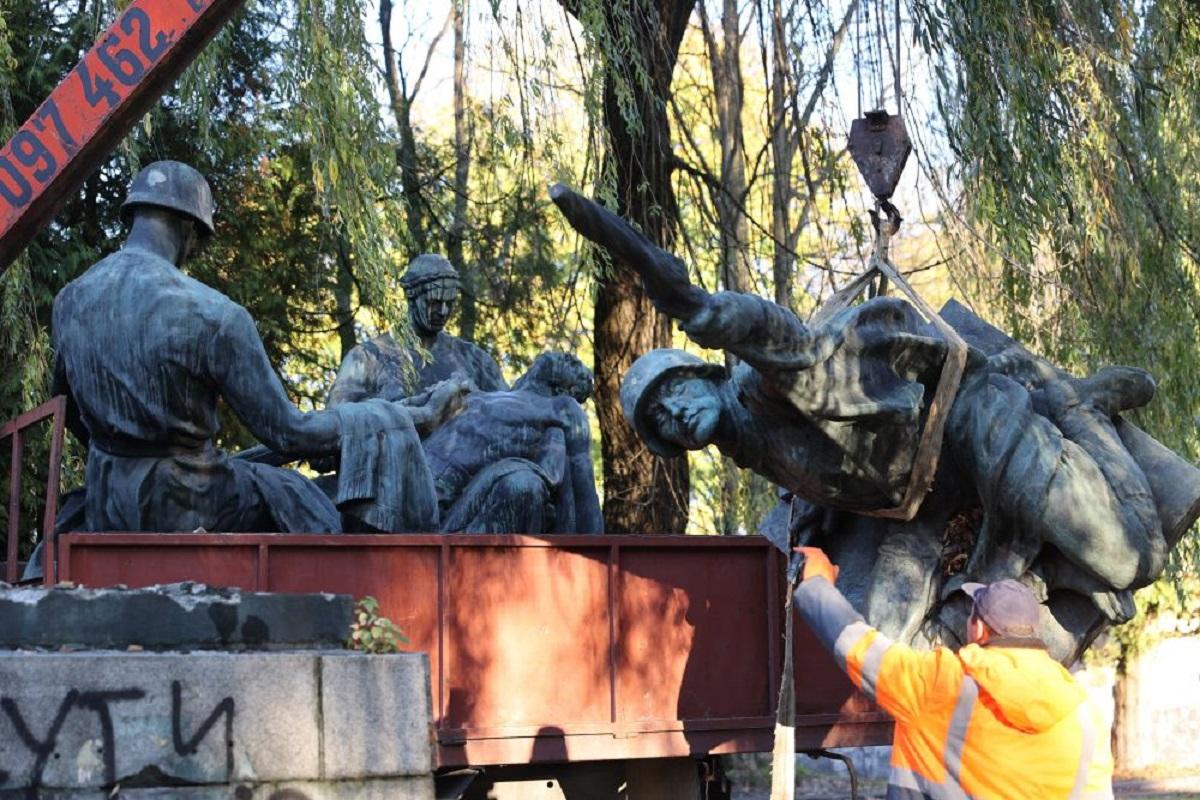 З Пагорбу слави у Львові демонтували три радянські пам’ятники / фото city-adm.lviv.ua З Пагорбу слави у Львові демонтували три радянські пам’ятники / фото city-adm.lviv.ua