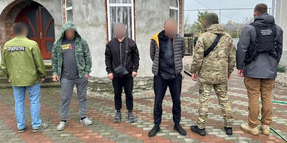 Ділка вдалося затримати разом з двома "клієнентами" / фото ДПСУ Ділка вдалося затримати разом з двома "клієнентами" / фото ДПСУ