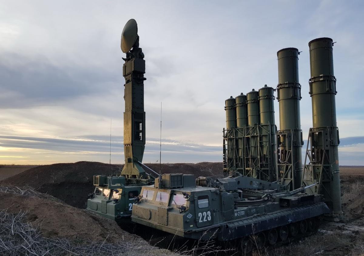 С-300В4 має на озброєнні модернізовані радянські зенітні ракети 9М82МВ та 9М83М / фото Міноборони РФ С-300В4 має на озброєнні модернізовані радянські зенітні ракети 9М82МВ та 9М83М / фото Міноборони РФ