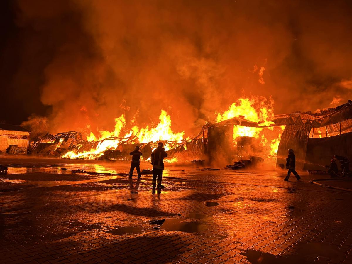 У Вінниці масштабна пожежа / фото ГУ ДСНС у Вінницькій області У Вінниці масштабна пожежа / фото ГУ ДСНС у Вінницькій області