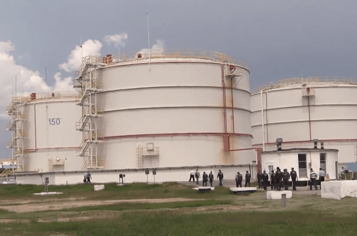 В Крыму обломки дронов упали на нефтебазу / Скриншот В Крыму обломки дронов упали на нефтебазу / Скриншот