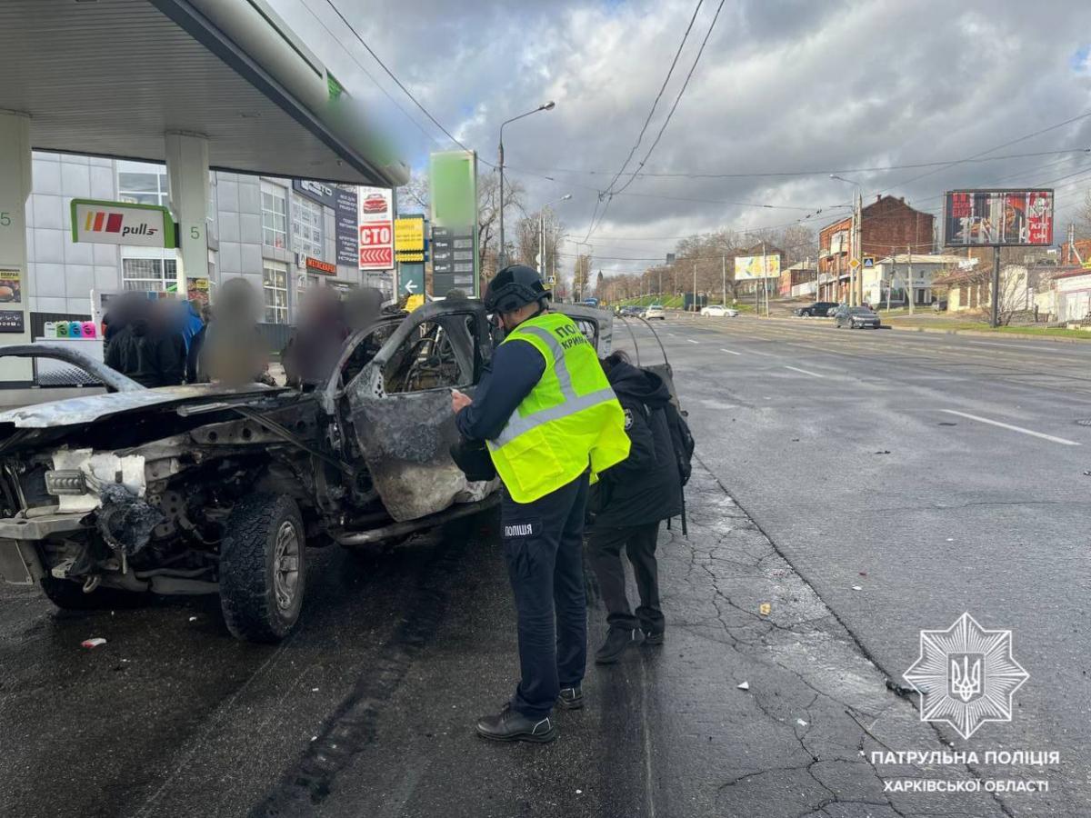 В Харькове на АЗС загорелось авто / фото МВД В Харькове на АЗС загорелось авто / фото МВД