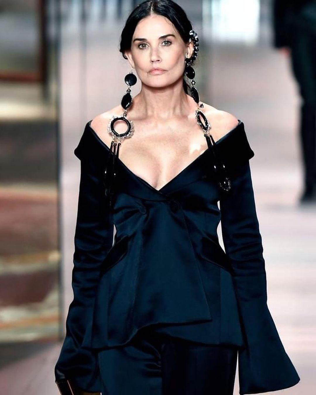 Деми Мур / instagram.com/ellehongkong Деми Мур / instagram.com/ellehongkong
