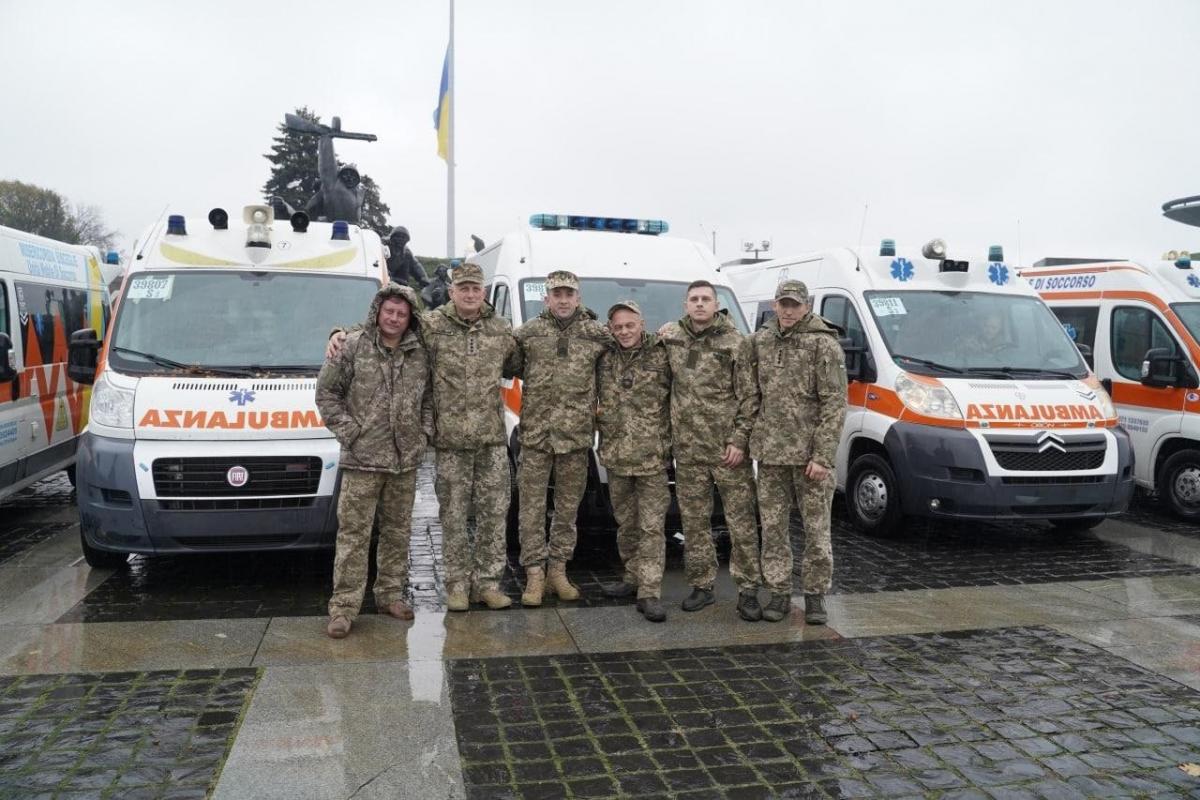 Бойцы на передовой получили радиационные дозиметры и 10 'скорых' от Стального фронта Бойцы на передовой получили радиационные дозиметры и 10 'скорых' от Стального фронта