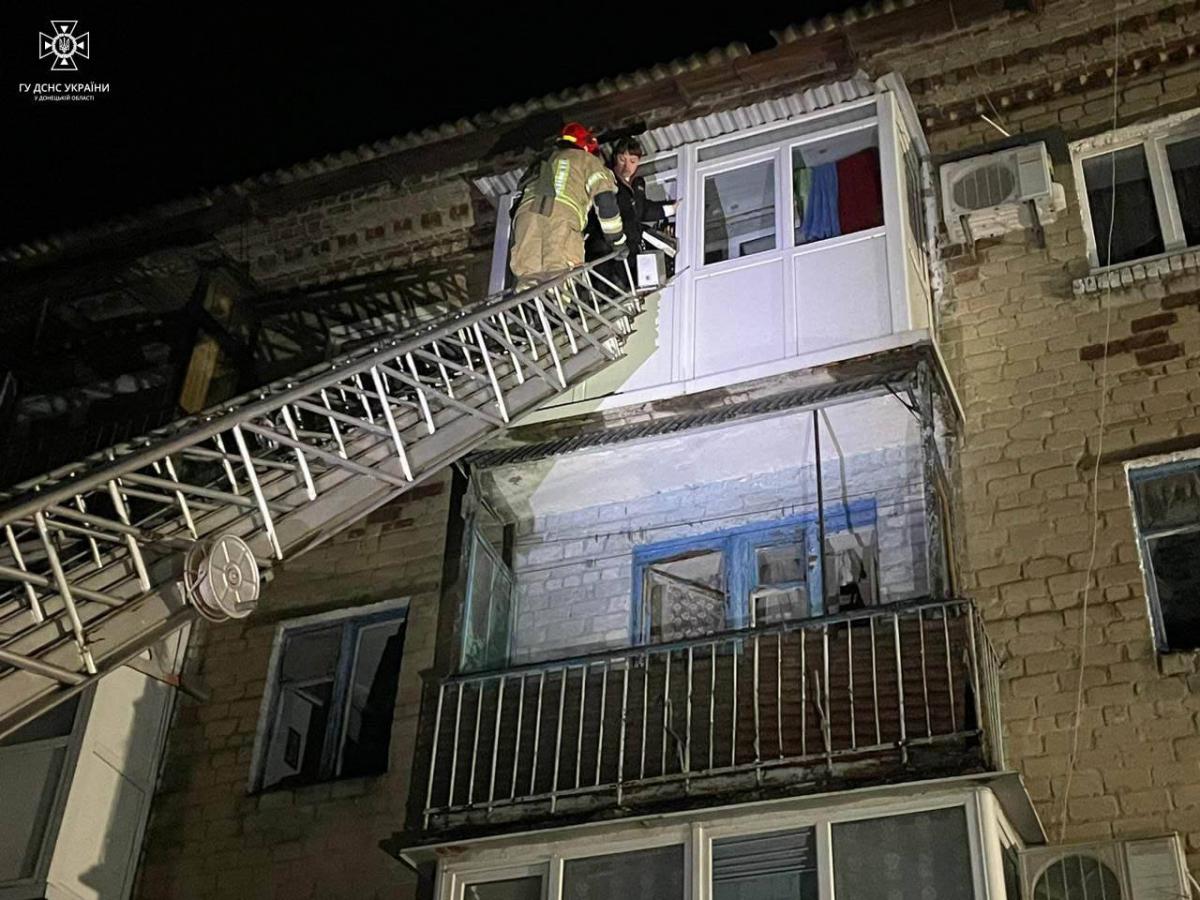 Росіяни влучили у багатоповерхівку у Селидовому: під завалами знайшли тіла (фото, відео) Росіяни влучили у багатоповерхівку у Селидовому: під завалами знайшли тіла (фото, відео)