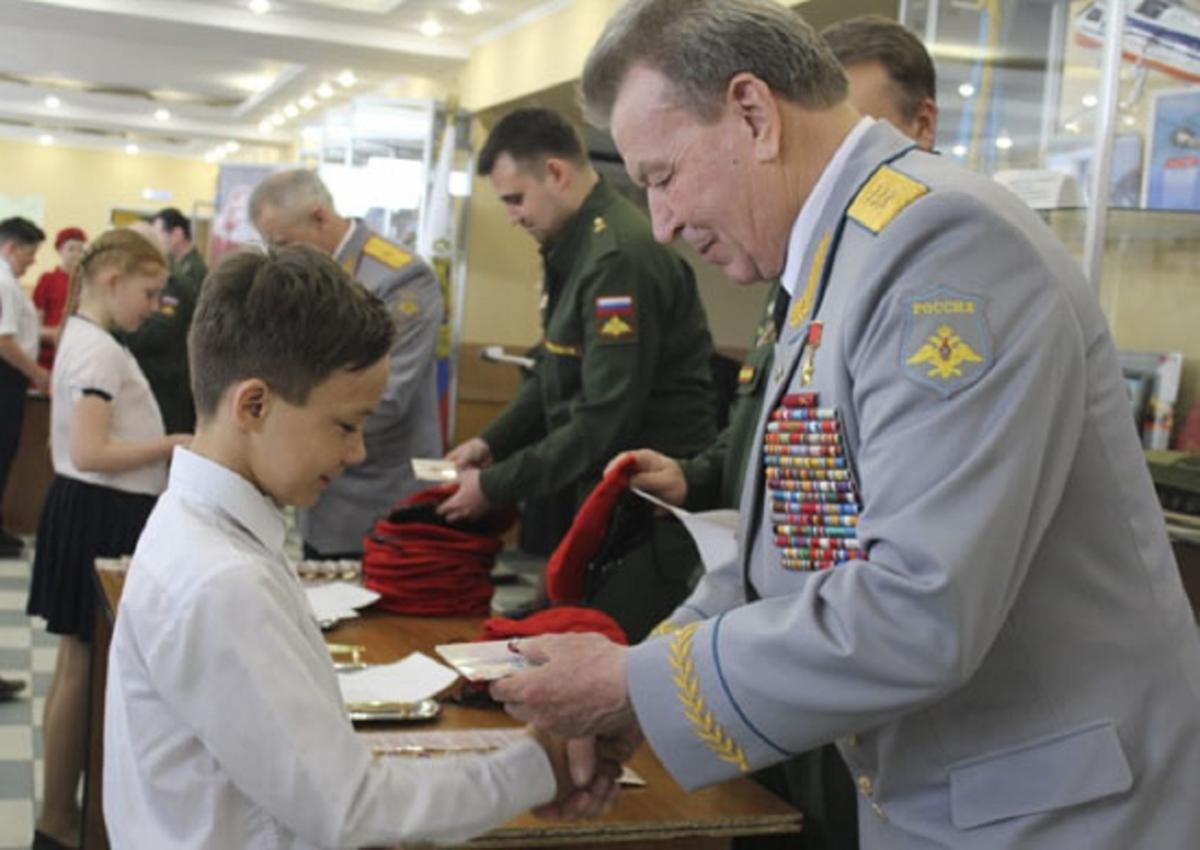 Російські учні повинні будуть пройти строєву, тактичну, вогневу, інженерну, військово-медичну та технічну підготовку / фото Вікіпедія Російські учні повинні будуть пройти строєву, тактичну, вогневу, інженерну, військово-медичну та технічну підготовку / фото Вікіпедія