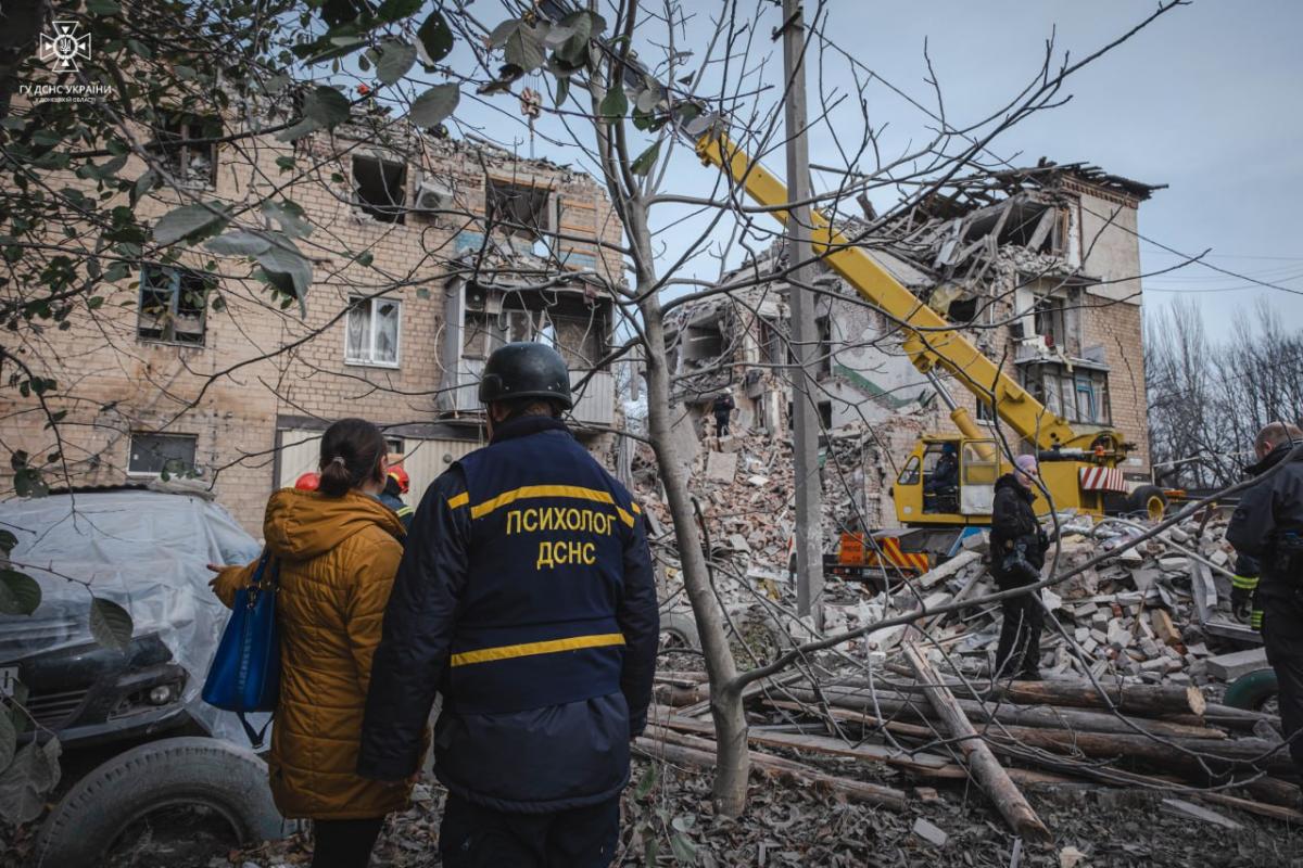 Росіяни влучили у багатоповерхівку у Селидовому: під завалами знайшли тіла (фото, відео) Росіяни влучили у багатоповерхівку у Селидовому: під завалами знайшли тіла (фото, відео)