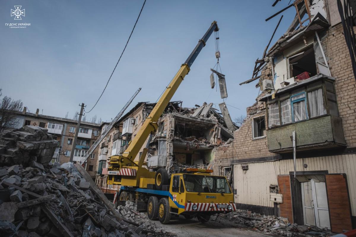 Россияне попали в многоэтажку в Селидово: под завалами нашли тела (фото, видео) Россияне попали в многоэтажку в Селидово: под завалами нашли тела (фото, видео)