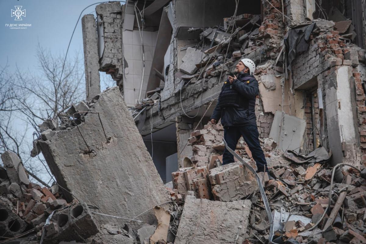 Россияне попали в многоэтажку в Селидово: под завалами нашли тела (фото, видео) Россияне попали в многоэтажку в Селидово: под завалами нашли тела (фото, видео)