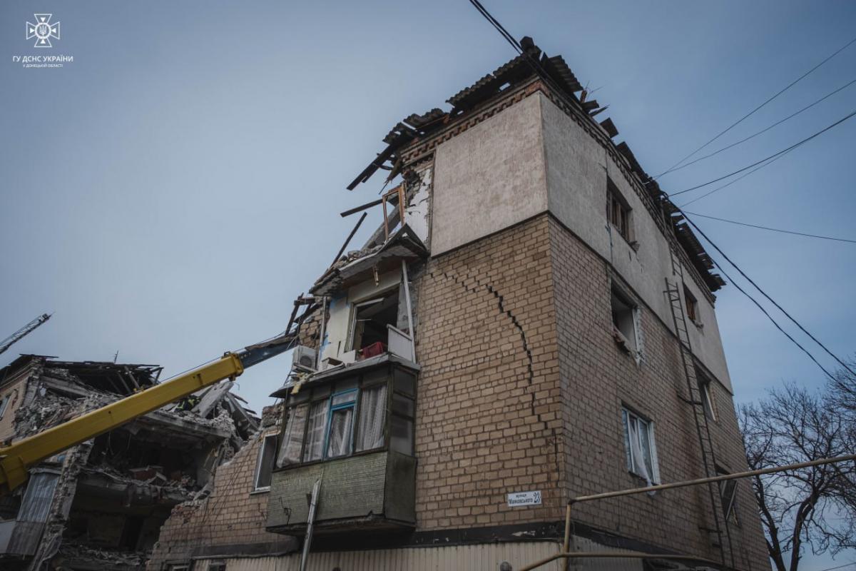 Россияне попали в многоэтажку в Селидово: под завалами нашли тела (фото, видео) Россияне попали в многоэтажку в Селидово: под завалами нашли тела (фото, видео)