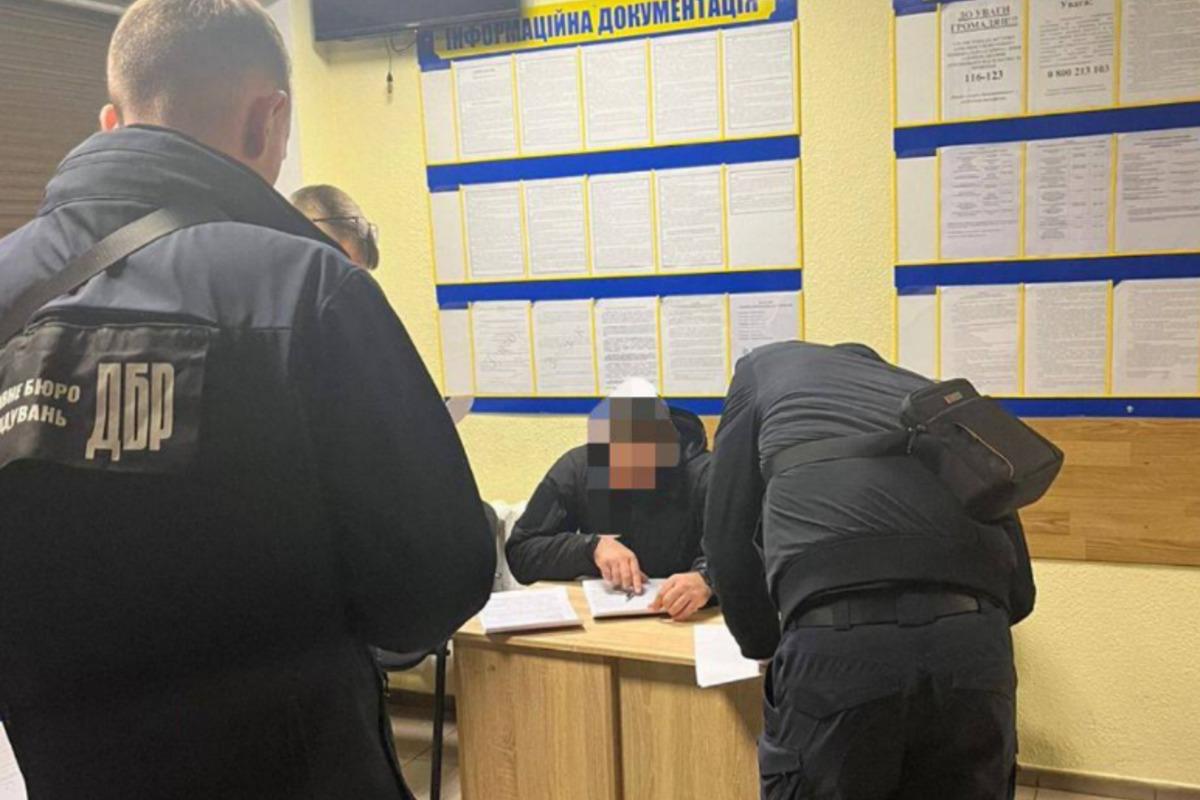 В Одессе набирает обороты скандал, когда на мужчину надевали наручники во время вручения повестки / фото пресс-службы Государственного бюро расследования В Одессе набирает обороты скандал, когда на мужчину надевали наручники во время вручения повестки / фото пресс-службы Государственного бюро расследования