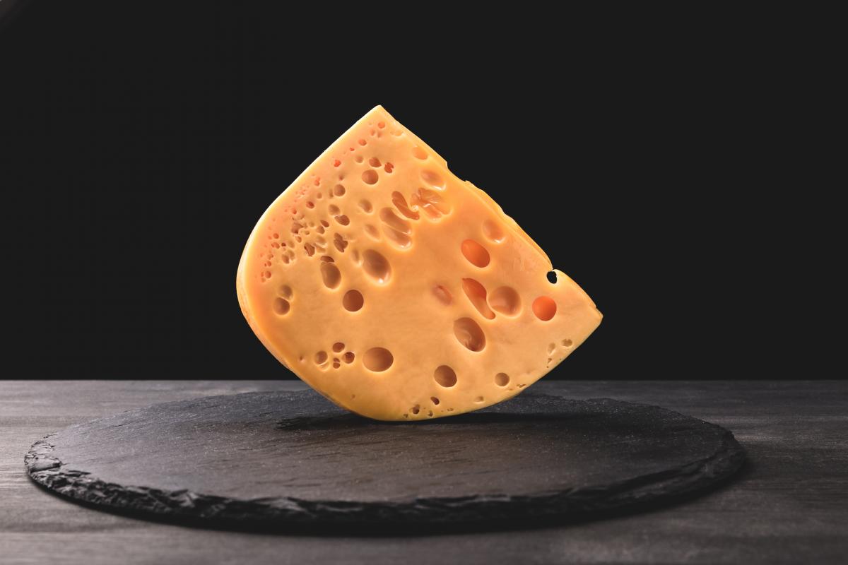 Why there are holes in cheese / photo ua.depositphotos.com
