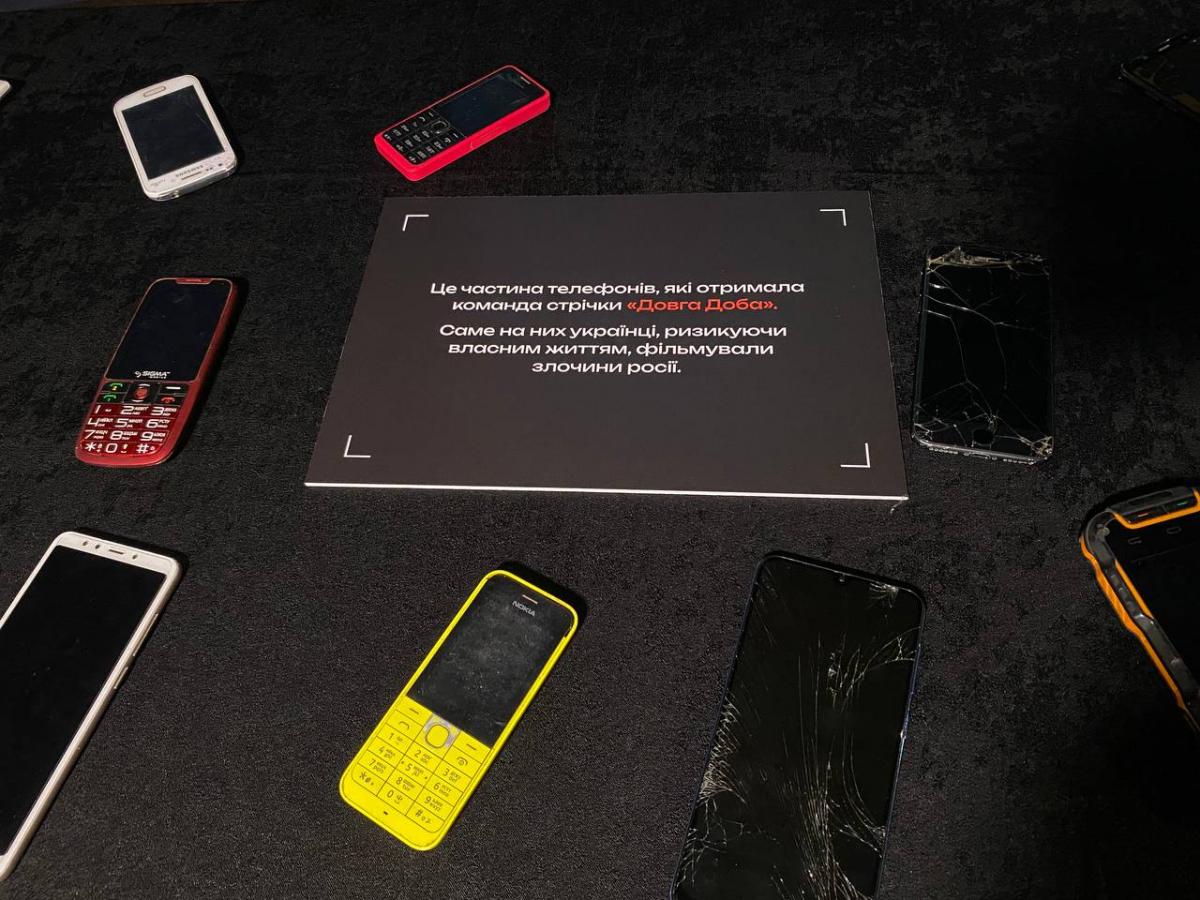 Телефони, на які знімали російські злочини / фото Тетяна Поляковська, УНІАН