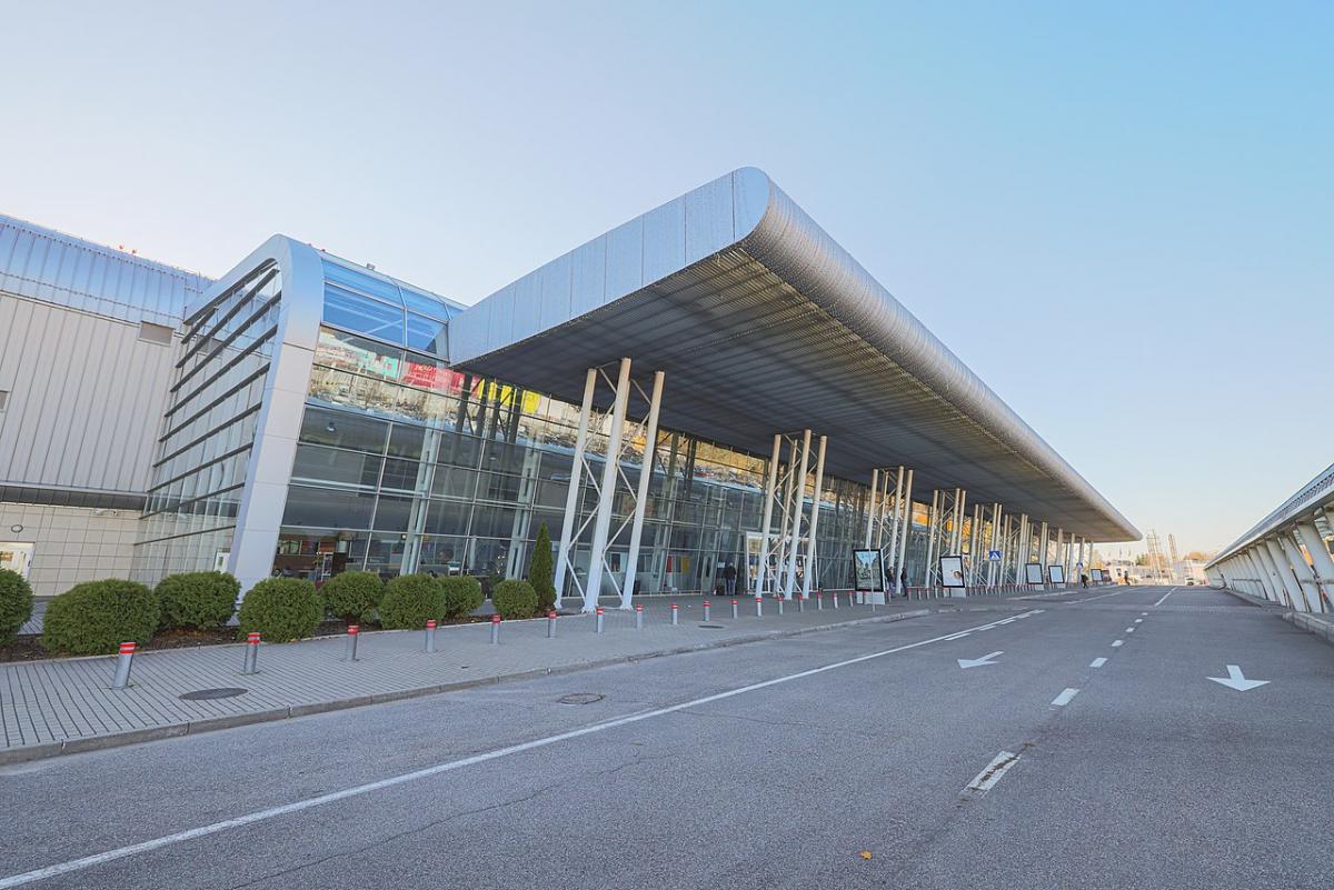 Першим аеропортом для відкриття розглядають Львівський аеропорт / фото Вікіпедія