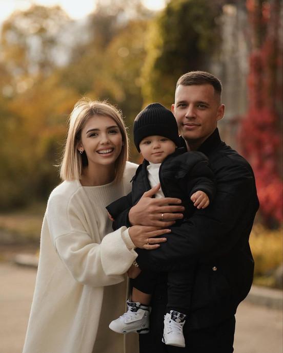 Яна Дога з чоловіком і сином Стефаном / скріншот Instagram Яна Дога з чоловіком і сином Стефаном / скріншот Instagram